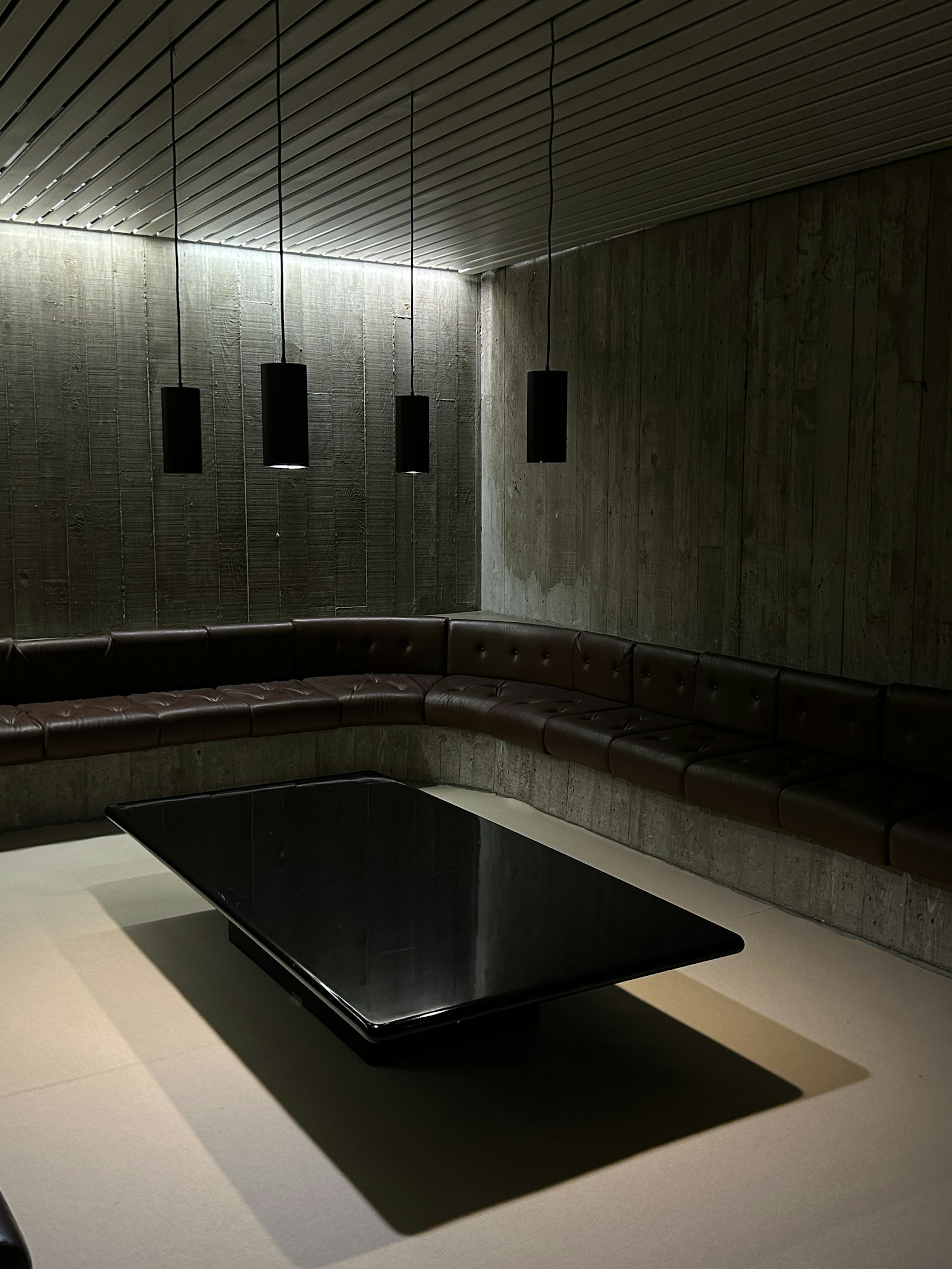 Interior oscuro y elegante de un salón privado